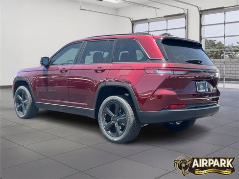 New 2025 Jeep Grand Cherokee Altitude image 4
