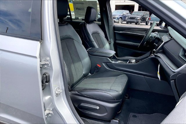 New 2026 Jeep Grand Cherokee Altitude AWD/4WD image 32