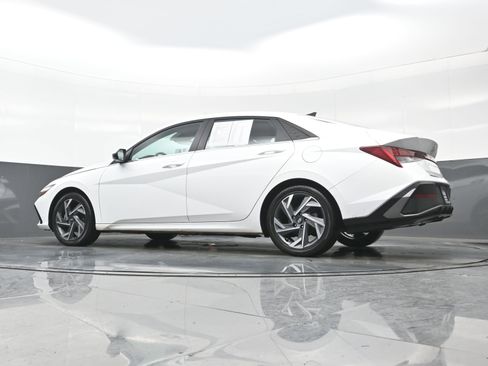 Certified 2025 Hyundai Elantra Limited image 29