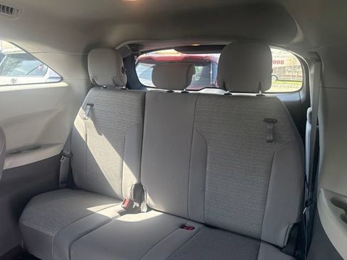 Used 2023 Toyota Sienna LE FWD image 7