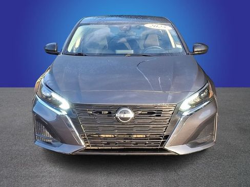 Used 2025 Nissan Altima 2.5 SV FWD image 2