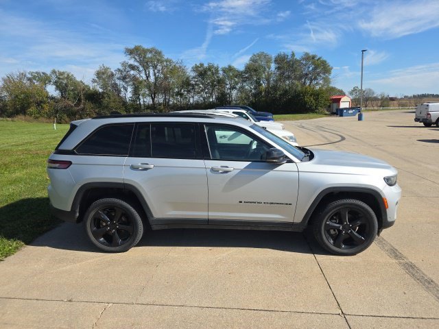Certified 2024 Jeep Grand Cherokee Limited w/ Luxury Tech Group II AWD/4WD image 9