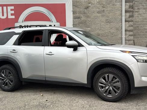 Used 2024 Nissan Pathfinder SV image 4