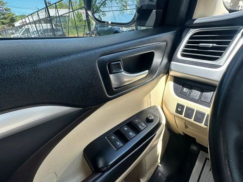 Used 2018 Toyota Highlander XLE AWD/4WD image 14