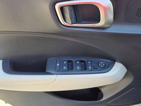 Used 2025 Hyundai Venue Limited image 12