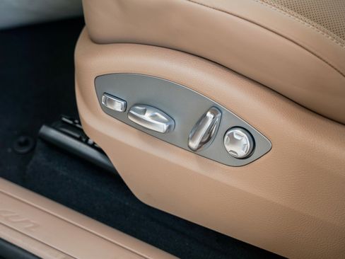 Certified 2025 Porsche Macan image 17