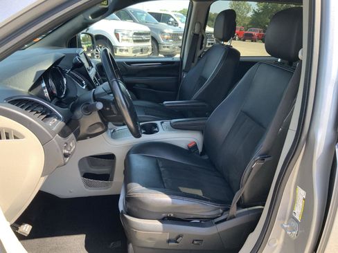 Used 2019 Dodge Grand Caravan SXT FWD image 19