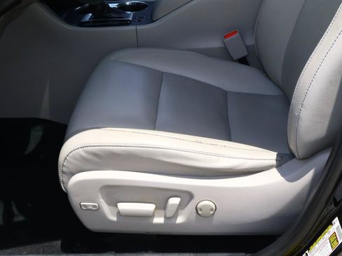 Used 2019 Toyota Highlander XLE FWD image 13
