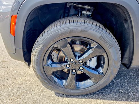 Used 2024 Jeep Grand Cherokee Limited w/ Black Appearance Package image 23