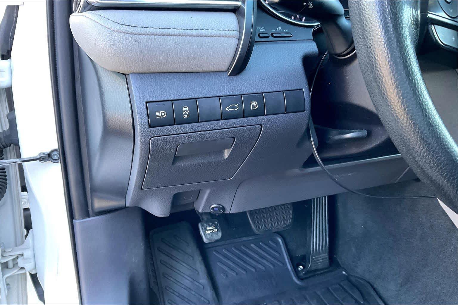 Used 2018 Toyota Camry LE FWD image 30