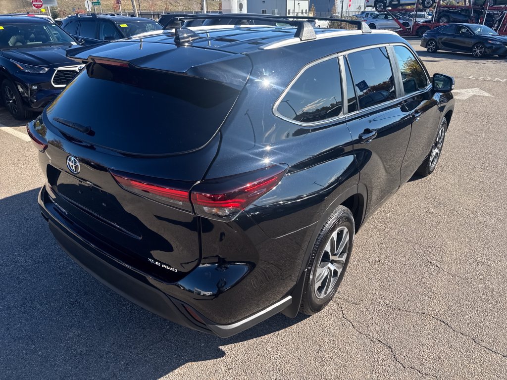 Used 2024 Toyota Highlander XLE AWD/4WD image 9