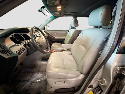 Used 2005 Toyota Highlander 4WD V6 w/ 3rd Row image 13