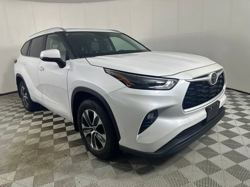 Used 2023 Toyota Highlander XLE AWD/4WD image 1