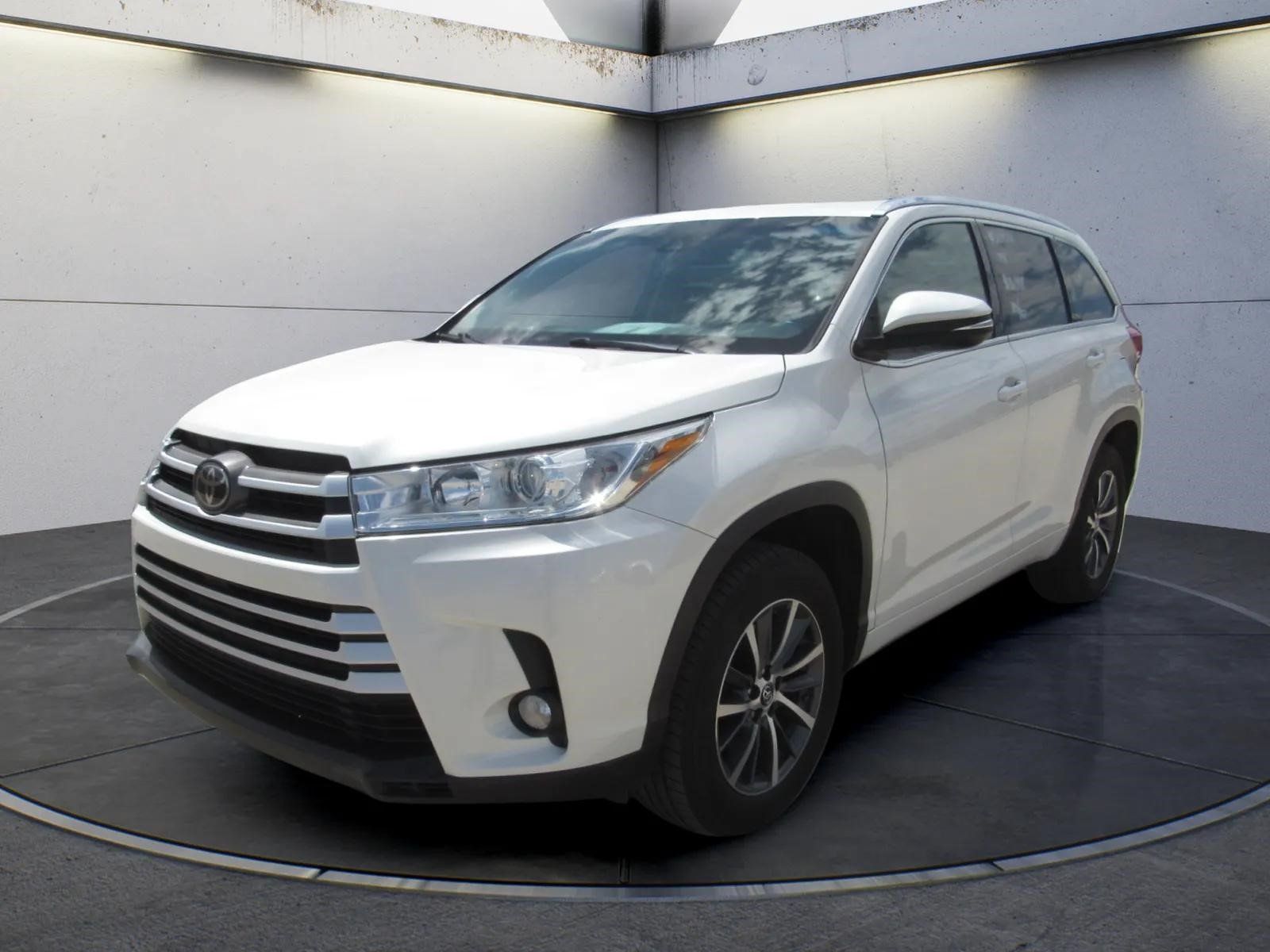 Used 2018 Toyota Highlander XLE w/ Carpet Mat Package (TMS) FWD image 1