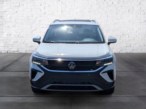 Used 2024 Volkswagen Taos SE w/ Panoramic Sunroof Package FWD image 3