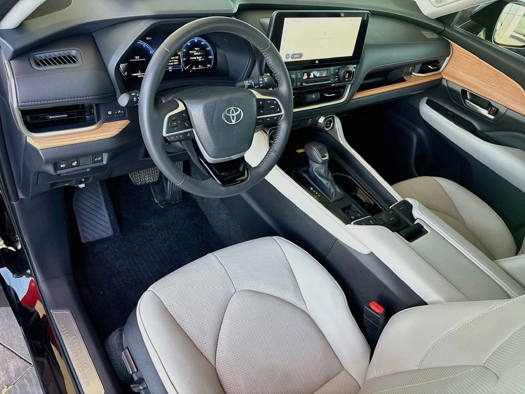 Used 2025 Toyota Grand Highlander FWD image 9
