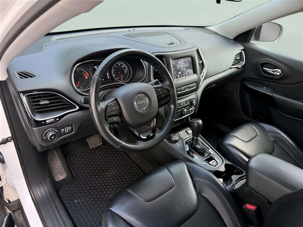 Used 2019 Jeep Cherokee Latitude Plus AWD/4WD image 12