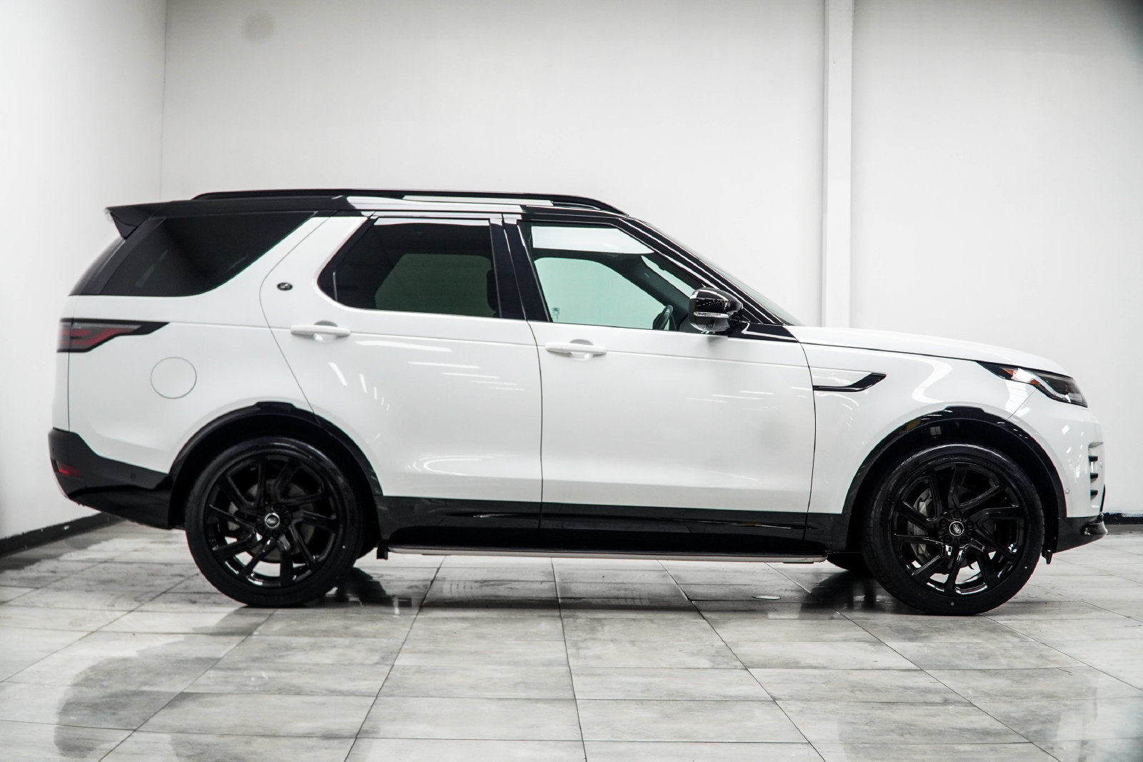 Used 2024 Land Rover Discovery Dynamic SE AWD/4WD image 8