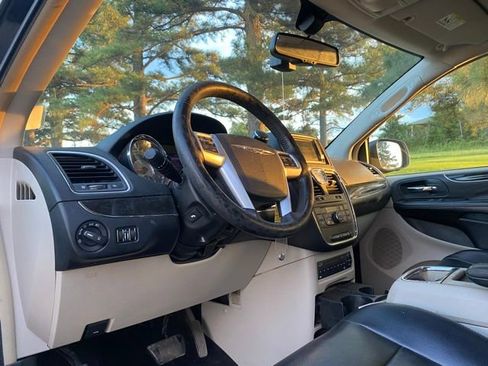 Used 2012 Chrysler Town & Country Touring-L w/ Entertainment Group #2 FWD image 14