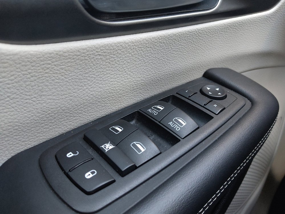 Used 2024 Chrysler Pacifica Touring-L FWD image 27
