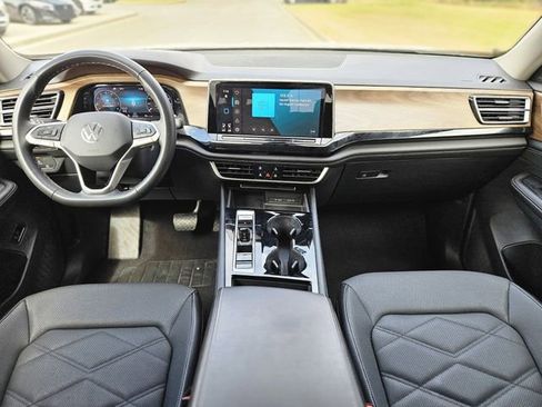 Used 2024 Volkswagen Atlas SE image 14