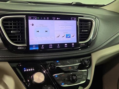 Used 2023 Chrysler Pacifica Touring-L FWD image 19