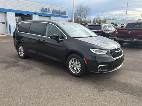 Used 2024 Chrysler Pacifica Touring-L image 7