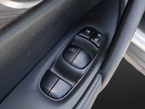 Used 2019 Nissan Rogue SV FWD image 11
