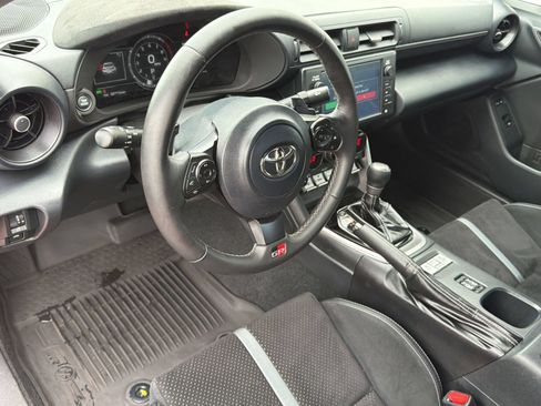 Used 2022 Toyota GR86 Premium RWD image 4
