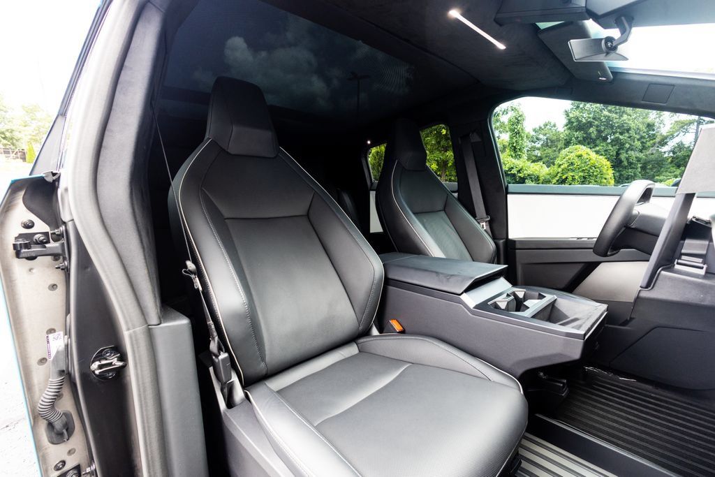 Used 2024 Tesla Cybertruck AWD Crew Cab image 37