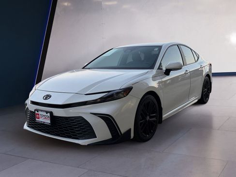 Used 2025 Toyota Camry SE image 1