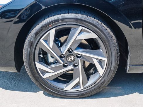 Certified 2025 Hyundai Elantra SEL image 9