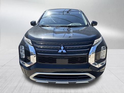 Used 2024 Mitsubishi Outlander SE image 2