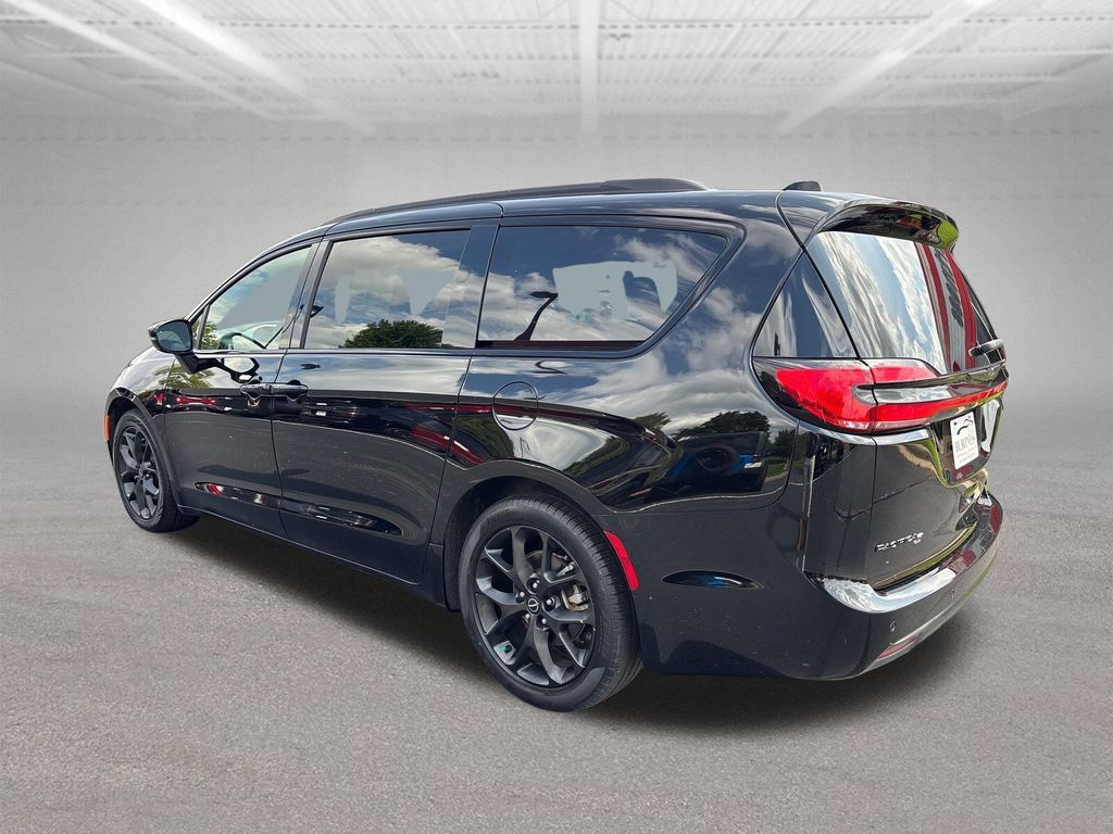 Used 2025 Chrysler Pacifica Limited FWD image 4