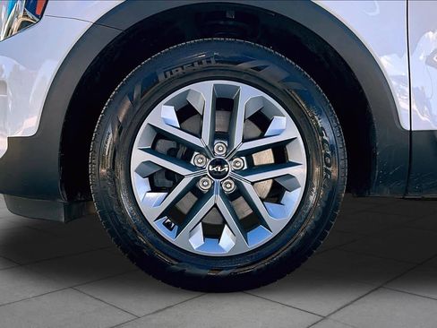Used 2023 Kia Telluride LX FWD image 11