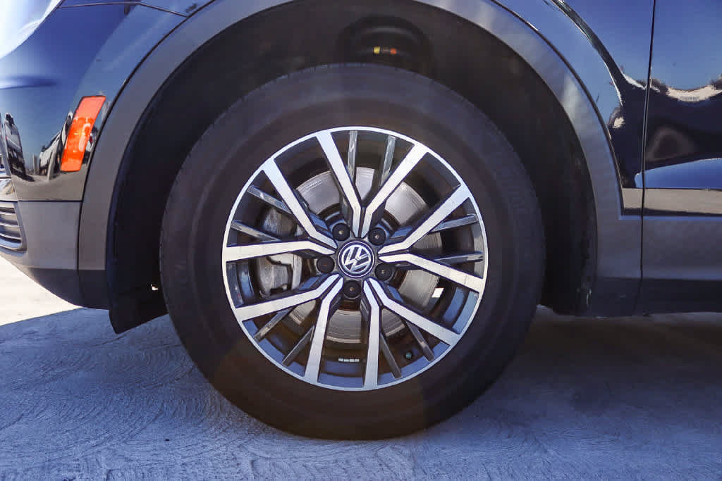 Used 2019 Volkswagen Tiguan SE w/ Panoramic Sunroof Package FWD image 11