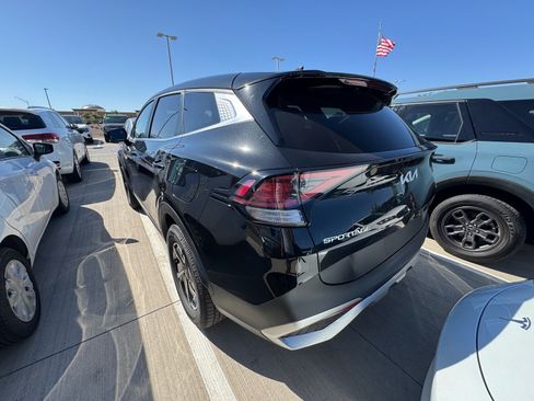 Used 2023 Kia Sportage LX AWD/4WD image 3
