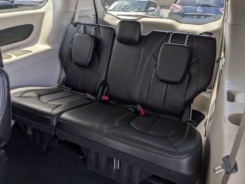 Used 2023 Chrysler Pacifica Touring-L FWD image 31