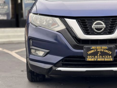 Used 2019 Nissan Rogue SV w/ Sun & Sound Touring Package FWD image 4