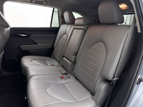 Used 2023 Toyota Highlander XLE FWD image 31