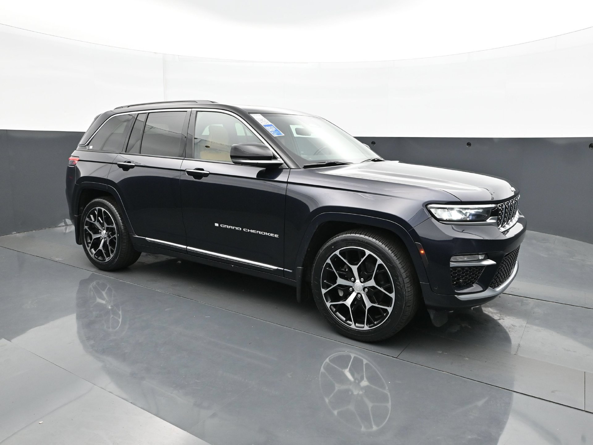 Used 2024 Jeep Grand Cherokee Summit AWD/4WD image 9