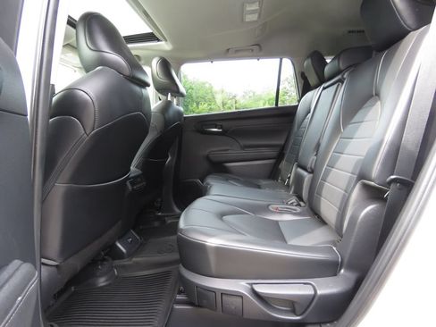 Used 2020 Toyota Highlander XLE AWD/4WD image 21