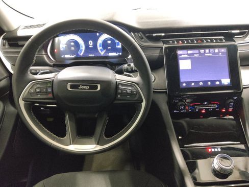 Used 2023 Jeep Grand Cherokee Laredo AWD/4WD image 22