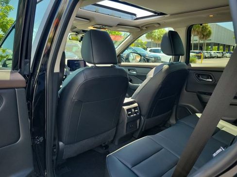 Used 2023 Nissan Rogue SV w/ SV Premium B Package FWD image 11