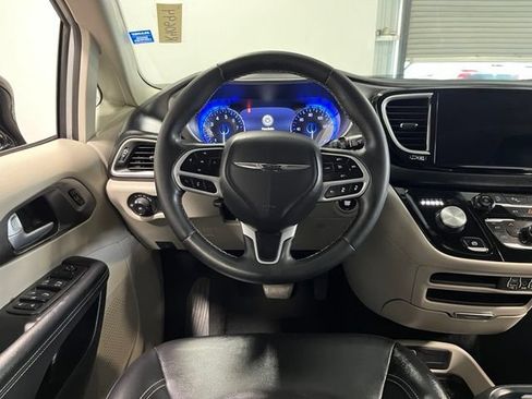 Used 2024 Chrysler Pacifica Touring-L FWD image 19