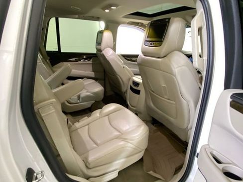 Used 2018 Cadillac Escalade Luxury image 32
