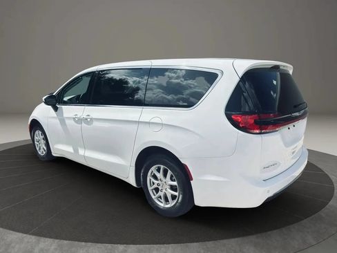 Used 2023 Chrysler Pacifica Touring-L FWD image 3