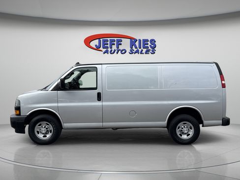 Used 2018 Chevrolet Express 2500 image 4