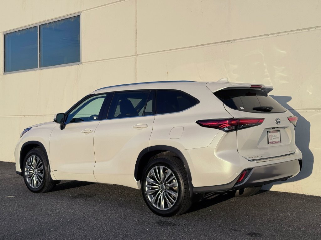 Certified 2022 Toyota Highlander Platinum AWD/4WD image 5