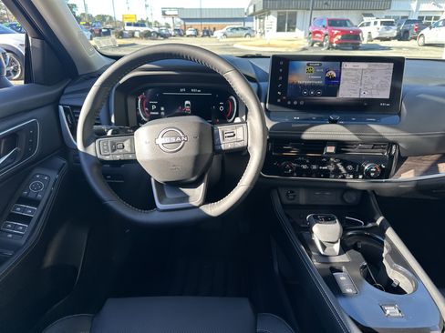 Used 2025 Nissan Rogue Platinum w/ Tech Package image 15